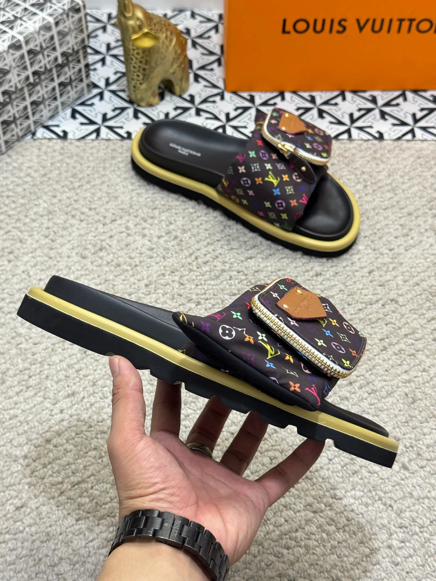 Men's shoes 💰400 [New style] 🦇🦇Top original order [Louis Vuitton] Couple style 👫Spring and summer style🎯🎯As an active family in the fashion industry ⭐ Lv is characterized by bold innovation ⚡Fabric down cloth🔥 Combined outsole, clean and tidy ⚡Fashionable and generous🌹Multiple colors available..Size: 36-44 (45 customized